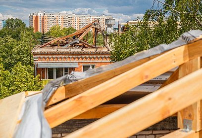 Ход капитального ремонта крыши многоквартирного дома в Одинцово проверил глава округа Андрей Иванов