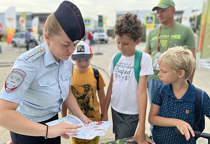 Одинцовские Госавтоинспекторы напомнили правила дорожного движения посетителям форума «Армия-2022»