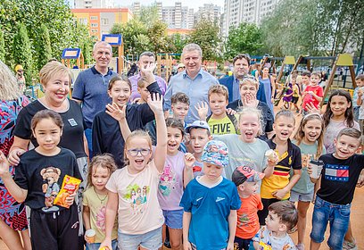 Андрей Иванов открыл 2 детских площадки по губернаторской программе