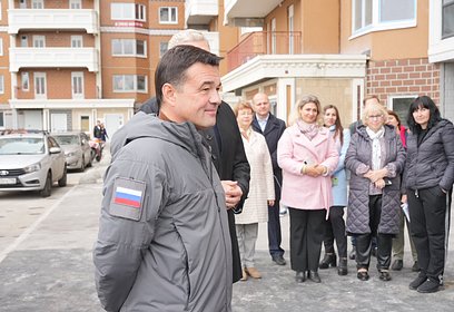 Андрей Воробьёв и Андрей Иванов поздравили с новосельем в Звенигороде переселенцев из аварийного жилья