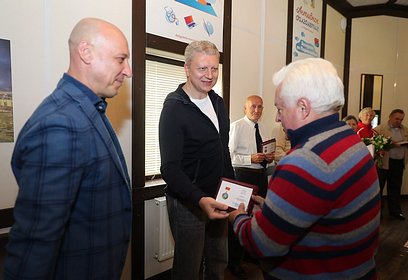 Глава Одинцовского округа в день 65-летия города Одинцово наградил деятелей спорта юбилейными медалями