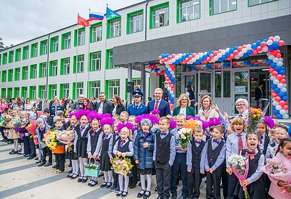 Андрей Иванов и Ольга Забралова поприветствовали учеников обновленной Введенской школы № 3 в Звенигороде