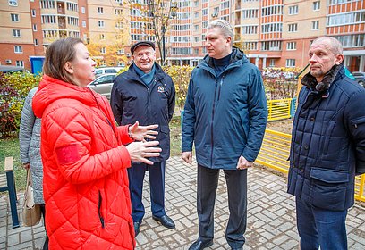 Новую детскую площадку на улице Кутузова в поселке ВНИИССОК осмотрел глава Одинцовского округа
