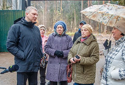 Вопрос обустройства территории на месте снесенных сараев в поселке Усово-тупик обсудил Андрей Иванов с местными жителями