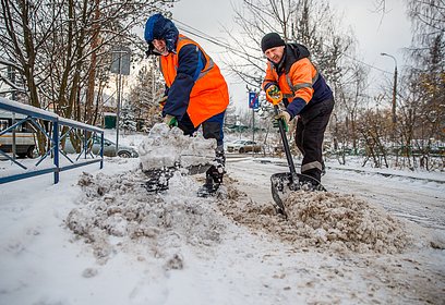 В уборке муниципальных дорог 10 декабря в Одинцовском округе было задействовано 50 единиц техники