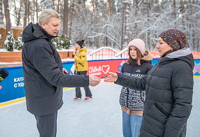 Андрей Иванов вручил семьям мобилизованных жителей первые карточки на бесплатный прокат инвентаря в парках