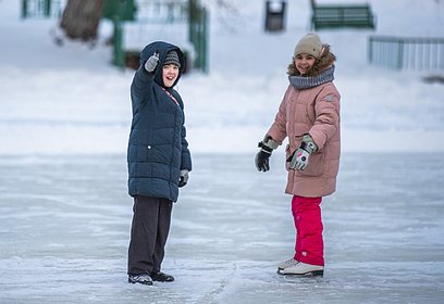 Для семей мобилизованных жителей Одинцовского округа стал бесплатным прокат коньков на Центральной площади