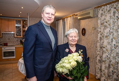 Людмила Болатаева и Андрей Иванов поздравили с 85-летием блокадницу Галину Шаюк