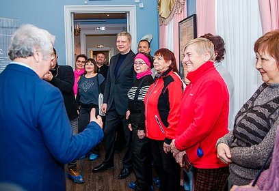 Андрей Иванов вместе с участниками клуба «Активное долголетие» осмотрел обновленную экспозицию усадебного дома в Захарово