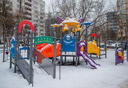 Новую детскую площадку в поселке Заречье осмотрел Андрей Иванов