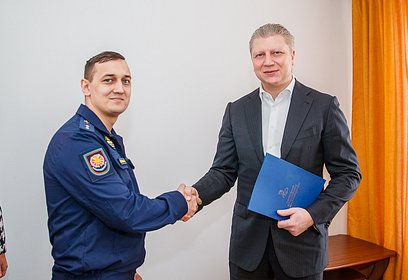 Глава округа Андрей Иванов поздравил с новосельем военнослужащего Александра в одном из микрорайонов Одинцово