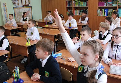 Полицейские и общественники Одинцовского округа провели в школе лекцию «Правовое информирование. Правила поведения на каникулах»