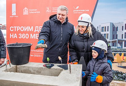 Андрей Иванов вместе с жителями Жаворонковского заложил капсулу в основание нового садика на 360 детей