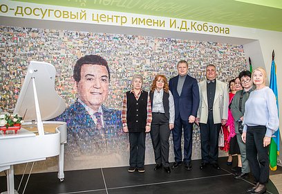 Глава Одинцовского округа осмотрел экспозицию патриотических выставок в КДЦ им. И. Д. Кобзона в Успенском