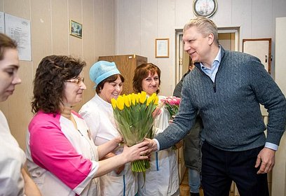Андрей Иванов поздравил жен десантников и сотрудниц госпиталя с Международным женским днём
