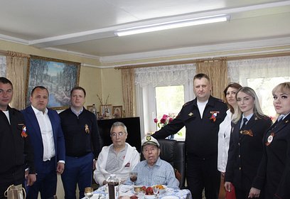 Одинцовские полицейские поздравили ветеранов Великой Отечественной войны с Днем Победы