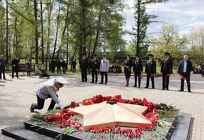 Одинцовские полицейские возложили цветы к Вечному огню Аллеи Славы в городе Одинцово