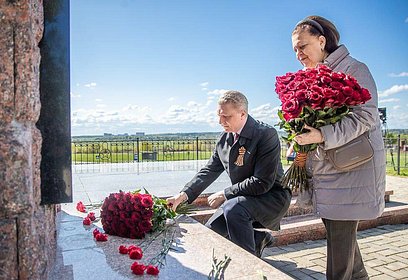 Глава Одинцовского округа Андрей Иванов возложил цветы у мемориала в Аксиньино