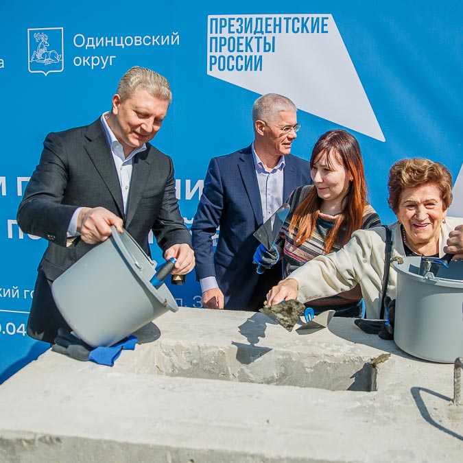 Андрей Иванов вместе с жителями Заречья заложил капсулу времени в основание новой поликлиники