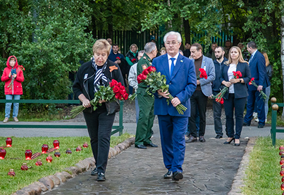 Одинцовские партийцы возложили цветы к воинскому Мемориалу в деревне Солманово