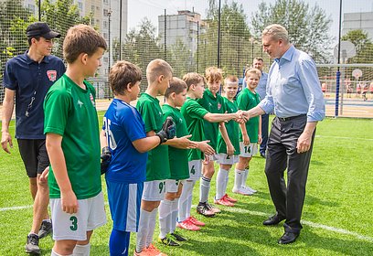 Андрей Иванов вместе с жителями открыл новый стадион Одинцовской гимназии № 14