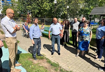 Дмитрий Голубков осмотрел новую детскую площадку в Новоивановском