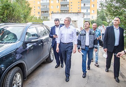 Андрей Иванов вместе с жителями проверил ход капремонта многоквартирного дома № 31 по улице Городок-17