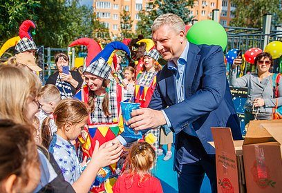 Андрей Иванов открыл новую детскую игровую площадку в Одинцово