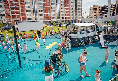 Андрей Иванов вместе с жителями Немчиновки открыл новую детскую игровую площадку