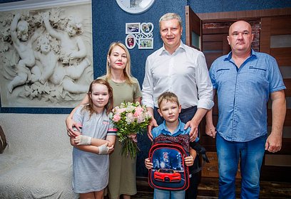 Андрей Иванов вручил в рамках ежегодной губернаторской программы рюкзак первокласснику из малообеспеченной семьи