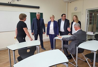 Лариса Лазутина и Ирина Коротеева осмотрели новые кабинеты Зареченской школы