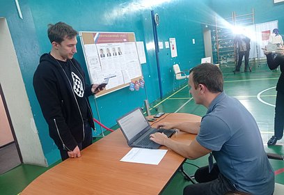 Чемпион мира по шахматам Сергей Карякин проголосовал на избирательном участке в Назарьево
