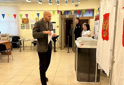 Дмитрий Голубков проголосовал на участке в деревне Жуковка