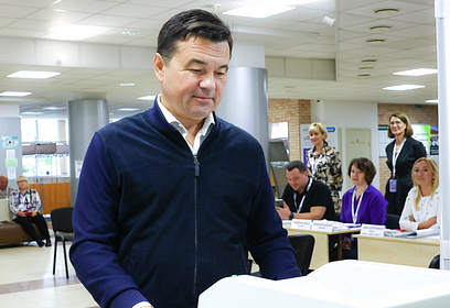 Андрей Воробьев проголосовал на избирательном участке в Одинцовском кампусе МГИМО