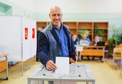 На избирательном участке в одинцовской Гимназии № 14 проголосовал депутат Госдумы Денис Майданов