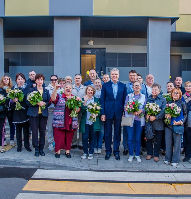 Глава Одинцовского округа Андрей Иванов вручил ключи от новых квартир 17 семьям-переселенцам из ветхого жилья