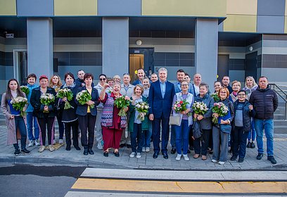 Глава Одинцовского округа Андрей Иванов вручил ключи от новых квартир 17 семьям-переселенцам из ветхого жилья