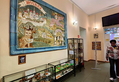 На избирательном участке в Звенигороде гостей встречает уникальная картина сказочного Подмосковья из керамики