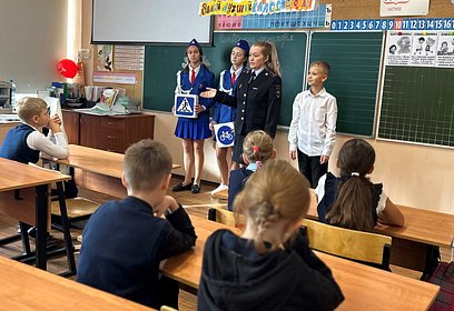 Сотрудники Одинцовской Госавтоинспекции поздравили педагогов с профессиональным праздником