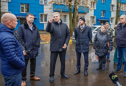Глава Одинцовского округа вместе с жителями проконтролировал комплексное благоустройство двора в Звенигороде