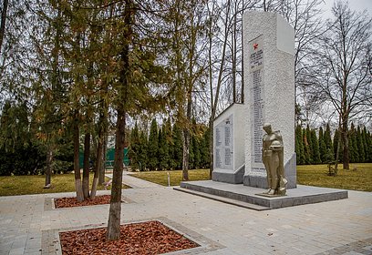 В Жуковке благоустроили сквер у Памятника-обелиска погибшим землякам
