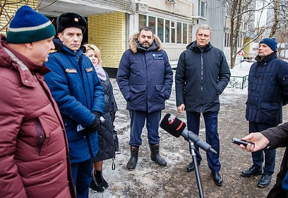 Андрей Иванов проверил качество уборки снега во дворах на бульваре Маршала Крылова