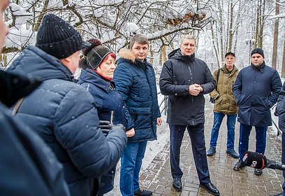 Ход капитального ремонта кровель жилых домов в поселке Барвиха проверил Андрей Иванов