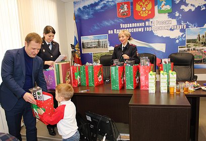 Одинцовские полицейские поздравили многодетные семьи с Новым годом и Рождеством