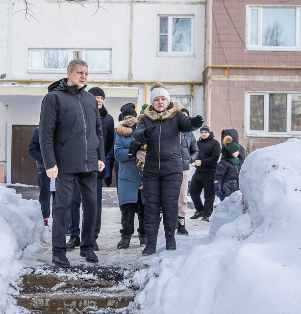 Качество благоустройства двора в поселке Горбольницы № 45 проверил Андрей Иванов вместе с жителями