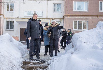 Качество благоустройства двора в поселке Горбольницы № 45 проверил Андрей Иванов вместе с жителями