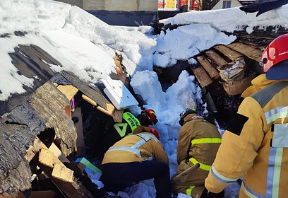 Работники ГКУ МО «Мособлпожспас» спасли мужчину, на которого из-за снега обрушилась крыша гаража