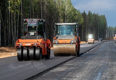 На участке строительства развязки М-1 «Беларусь» с дорогой А-108 приступили к укладке асфальта