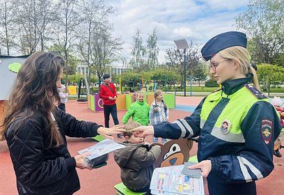 Сотрудники Одинцовской Госавтоинспекции побеседовали с детьми о безопасности прямо на игровой площадке