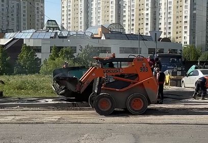 На тротуаре по улице Говорова в Одинцово начали укладывать асфальт